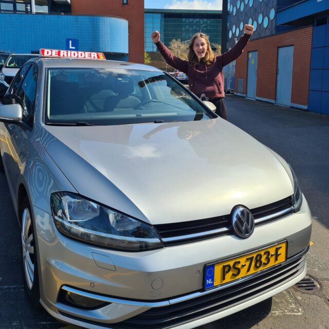 Gefeliciteerd Laura! In 1 keer geslaagd voor je rijbewijs! Veel plezier en veilige kilometers! 🥳🚗