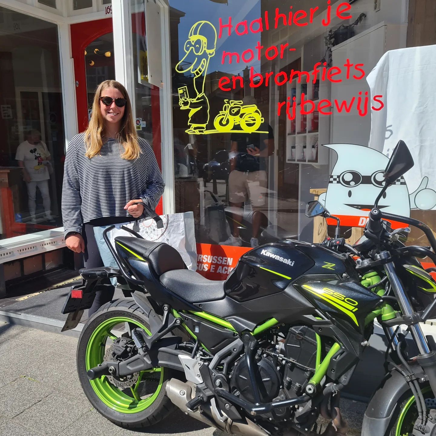 Top gedaan Nina! Het heeft even geduurd maar eindelijk mag je lekker zelfstandig rijden 🏍👌☀️😎...#verkeersschoolderidder #scheveningen #denhaag #hoogslagingspercentage👍 #avd #examen #examinator #Leiden #mooieomgeving #makkelijker #rijden #dichterbijook #n44 #a44 #bollenstreek #Noordwijk #Voorhout #Sassenheim #Oegstgeest #Rijnsburg #mooiweertje☀️ #motor #motorrijden #motorrijles #motorrijbewijs #bikelife #awayoflife